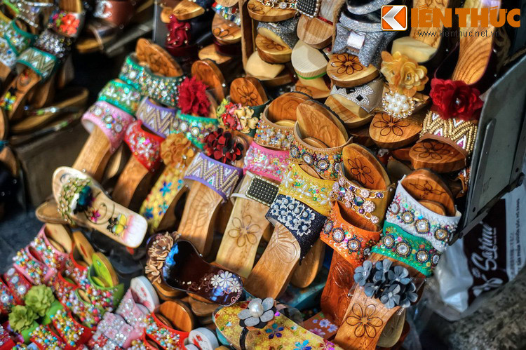 Ngoài ra cũng có những sản phẩm được chế tác cầu kỳ, thường được khách nước ngoài mua như một món quà kỷ niệm độc đáo của Hà Nội.