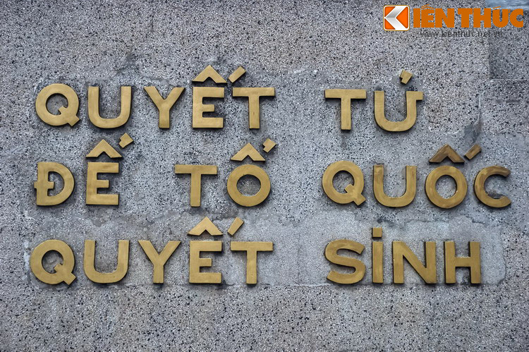 Phía dưới ba hình tượng này là bệ tượng đài được thể hiện như một khối thép nung đầy góc cạnh, ở giữa là khẩu hiệu "Quyết tử để tổ quốc quyết sinh" - lời trích từ bức thư động viên Bác Hồ gửi cho các chiến sĩ Vệ quốc đoàn ở Hà Nội những ngày đầu toàn quốc kháng chiến.