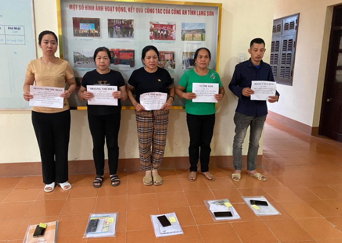 Khoi to 5 nu, 1 nam danh bac va to chuc danh bac