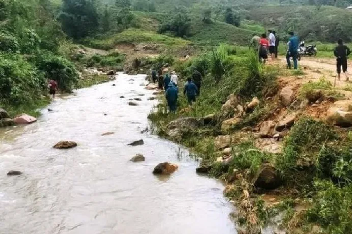 Hốt hoảng, chị Luân vội vàng chạy về nhà thông báo sự việc với người thân. Điều trùng hợp là trước đó gần 1 tuần, anh trai chị Luân là Nguyễn Văn Điểm (SN 1973) đột nhiên mất tích đầy bí ẩn, không để lại bất cứ thông tin gì khiến gia đình, người thân hết sức lo lắng. Với linh cảm bất an, mẹ anh Điểm đã nhờ người thân, bà con lối xóm đi ngược con suối Mã Lâm để tìm kiếm thêm những phần thi thể còn lại với niềm tin, dù chỉ là mong manh rằng, người chết không phải là con mình. (Ảnh minh họa, nguồn internet)