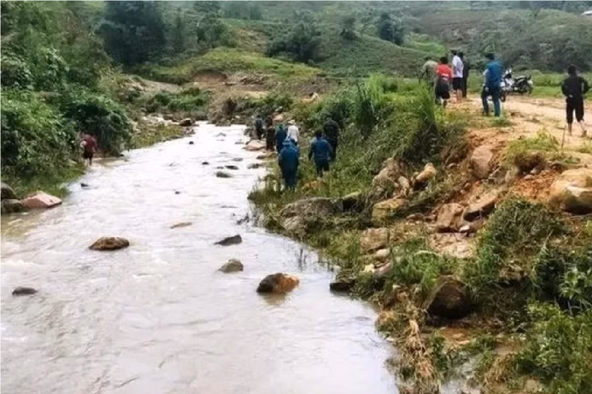 Hốt hoảng, chị Luân vội vàng chạy về nhà thông báo sự việc với người thân. Điều trùng hợp là trước đó gần 1 tuần, anh trai chị Luân là Nguyễn Văn Điểm (SN 1973) đột nhiên mất tích đầy bí ẩn, không để lại bất cứ thông tin gì khiến gia đình, người thân hết sức lo lắng. Với linh cảm bất an, mẹ anh Điểm đã nhờ người thân, bà con lối xóm đi ngược con suối Mã Lâm để tìm kiếm thêm những phần thi thể còn lại với niềm tin, dù chỉ là mong manh rằng, người chết không phải là con mình. (Ảnh minh họa, nguồn internet)