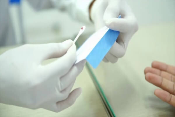 Người đàn ông gần 50 tuổi, phải chứng kiến đứa con mới 21 tuổi chết thảm thương đã ngất ngay tại hiện trường. Còn người mẹ gào thét như phát điên bên thi thể đứa con gái tội nghiệp. Mai vừa mới tốt nghiệp Trường Trung cấp kế toán ở Bình Dương. Trong thời gian chờ xin việc làm, cô gái này về nhà thì xảy ra vụ việc trên. Cơ quan công an đã xuống hiện trường ngay trong đêm để khám nghiệm tử thi, lấy mẫu ADN để phục vụ công tác điều tra. (Ảnh minh họa, nguồn internet)