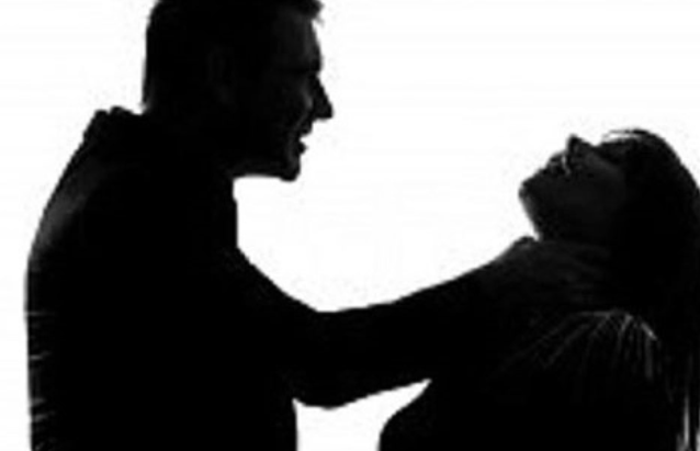 Đêm 3/8/2014, Đương đến đón bạn gái đi dọc bờ Truông Mung (khu vực xã Sơn Trung và xã Sơn Lễ) để tâm sự như mọi khi. Khoảng 21h, tại một ngọn đồi vắng vẻ, cả 2 tâm sự rồi quan hệ tình dục. Lúc này, Đương yêu cầu bạn gái uống thuốc tránh thai, nhưng Mai nhất định không chịu và nói rằng nếu có bầu thì sẽ cưới. Cả hai xảy ra cãi vã, Mai tát vào mặt người yêu. Gã đàn ông "nổi cơn điên" đã dùng áo siết chặt cổ người yêu, đập đá vào đầu nạn nhân cho đến chết, rồi kéo vào một bụi cây bên đường giấu xác. (Ảnh minh họa, nguồn internet) 