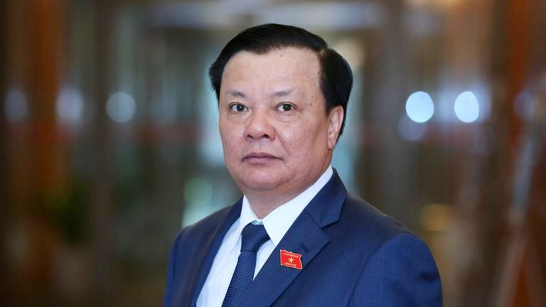 Trước đó, ngày 19/6, Bộ Chính trị đồng ý để ông Đinh Tiến Dũng thôi tham gia Ban Chấp hành, Ban Thường vụ Thành ủy, thôi giữ chức Bí thư Thành ủy Hà Nội nhiệm kỳ 2020 - 2025, Trưởng đoàn Đại biểu Quốc hội khóa 15 TP Hà Nội. Đồng thời, báo cáo Trung ương Đảng để ông Đinh Tiến Dũng thôi giữ các chức vụ theo quy định của Đảng, pháp luật của Nhà nước.