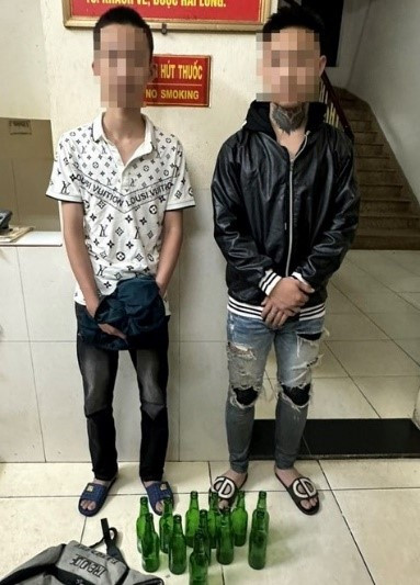 Ha Noi: Ngan chan 2 thanh nien mang 12 vo chai bia di danh nhau