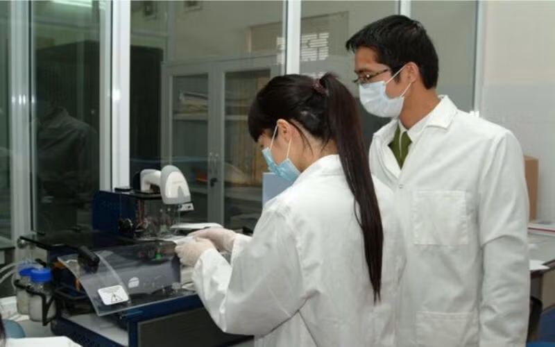 Vất vả gần 1 tháng thu thập thông tin tài liệu, áp dụng đồng bộ các biện pháp nghiệp vụ để bí mật thu giữ các mẫu giám định, Đội Cảnh sát hình sự Công an quận Kiến An mới chứng minh được Nguyễn Văn Thắng và đối tượng bị truy nã Phạm Đức Thắng là một. Ngay sau khi có kết quả giám định, ngày 15/12, lực lượng truy bắt đã bất ngờ ập vào nhà, khống chế, bắt giữ Phạm Đức Thắng. (Ảnh minh họa, nguồn internet) 