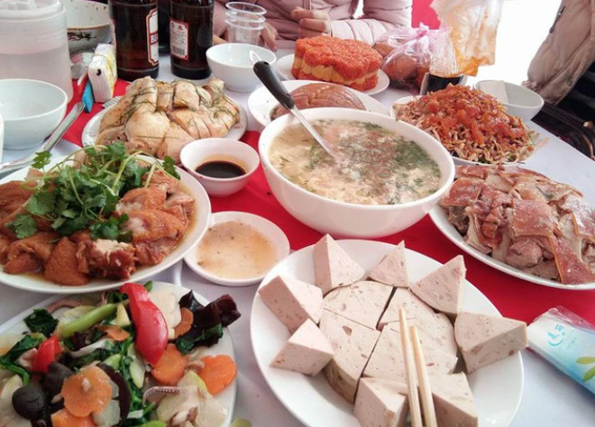 Vào cuối năm 2022, Đội trinh sát nắm được thông tin họ hàng của Thắng tại Hải Phòng đang rục rịch vào Nam ăn cưới con gái một người trong họ (cũng tên là Thắng). Tiến hành xác minh, người "họ hàng" trên có họ tên đầy đủ là Nguyễn Văn Thắng, đang trú tại xã Tân Tiến, huyện Đồng Phú, tỉnh Bình Phước. Do không có ảnh, đặc điểm nhận dạng cũng như dấu vân tay của đối tượng để tiến hành so sánh, đối chiếu, trinh sát vẫn chưa có cách nào xác định được đây có phải là Phạm Đức Thắng đang bị truy nã hay không. (Ảnh minh họa, nguồn internet) 