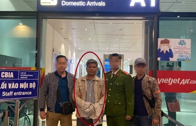 Theo hồ sơ của Công an quận Kiến An, vào tối 21/9/1994, Phạm Đức Thắng cùng 3 đối tượng khác đi xe máy "kẹp 4" đến 1 quán nước ở bờ hồ Hạnh Phúc (quận Kiến An) và đã xảy ra mâu thuẫn với anh Đoàn Văn H. (cũng trú tại quận Kiến An). Sau đó, Thắng cùng đồng bọn về nhà lấy hung khí, quay lại ra tay sát hại anh H. rồi bỏ trốn. (Ảnh minh họa, nguồn internet)