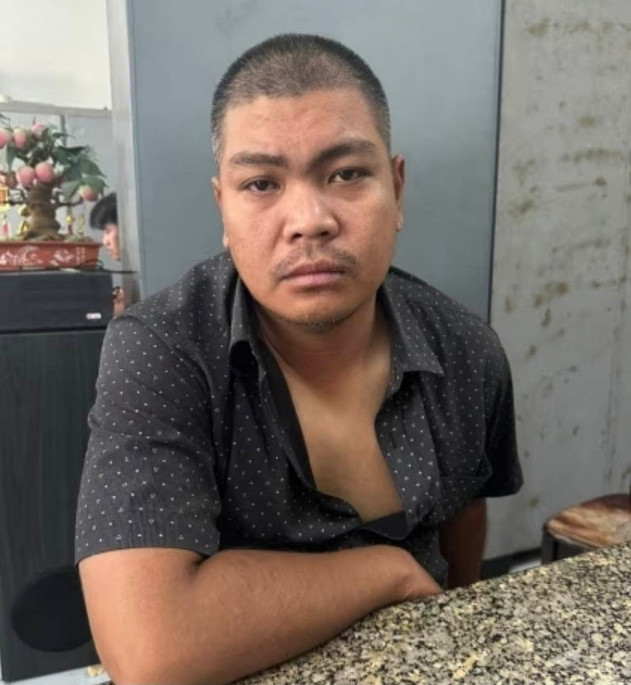 Tại cơ quan Công an, Ân thừa nhận hành vi phạm tội và cho biết nguyên nhân tạt axit là do thù hận vì chị L. có lời lẽ xúc phạm y và bạn gái. Ngoài ra, sau khi xảy ra mâu thuẫn với chị L., có tài khoản lạ đăng hình ảnh “nhạy cảm” của Ân và chị X. trên mạng xã hội Facebook nên Ân nghi ngờ chính chị L. đã bêu xấu mình và bạn gái. Ân ôm hận trong lòng và quyết tâm sẽ trả thù chị L. Trong một lần đi nhậu với bạn, Ân nghe kể về chuyện có hai cô gái ở TP Thủ Đức vì mâu thuẫn với người khác mà bị tạt axit. Nghe vậy, Ân nảy sinh ý định tạt axit dằn mặt chị L.