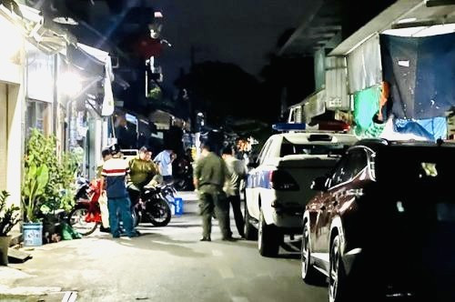 Qua trích xuất các camera an ninh tại hiện trường và các tuyến đường hung thủ di chuyển cho thấy, kẻ tạt axit chị L. đi loại xe Exciter màu trắng, đỏ chạy ngược chiều với nạn nhân. Sau khi gây án, đối tượng rẽ trái về hướng đường Đoàn Thị Kia rồi rẽ phải theo đường ĐT743 hướng về ngã ba Đông Tân. Ngoài ra, trên đường tẩu thoát, đối tượng còn dừng lại để cởi bỏ áo khoác và quay lại hiện trường để nghe ngóng tình hình.