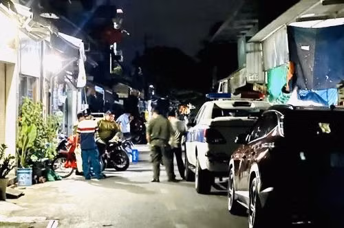 Qua trích xuất các camera an ninh tại hiện trường và các tuyến đường hung thủ di chuyển cho thấy, kẻ tạt axit chị L. đi loại xe Exciter màu trắng, đỏ chạy ngược chiều với nạn nhân. Sau khi gây án, đối tượng rẽ trái về hướng đường Đoàn Thị Kia rồi rẽ phải theo đường ĐT743 hướng về ngã ba Đông Tân. Ngoài ra, trên đường tẩu thoát, đối tượng còn dừng lại để cởi bỏ áo khoác và quay lại hiện trường để nghe ngóng tình hình.