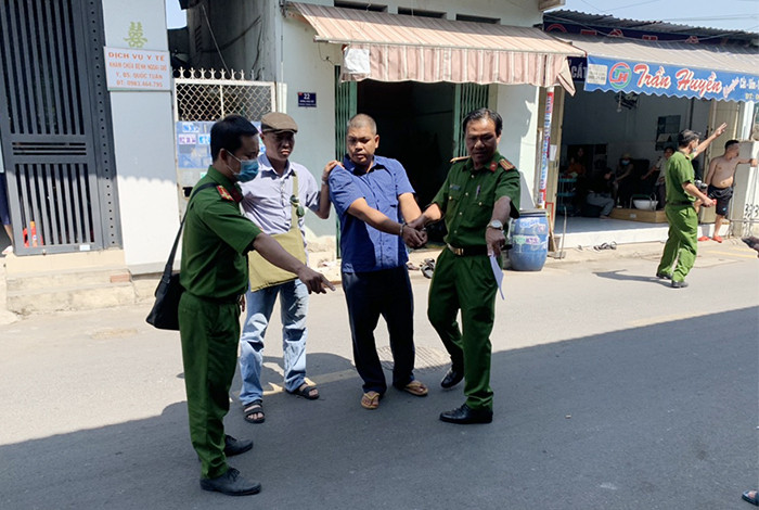 Để thực hiện ý định, Ân lên mạng mua axit cất sẵn trong nhà rồi chờ thời điểm thuận lợi để gây án. Sau khi gây án, Ân quay về nhà ở quận 12 được ít phút rồi chạy xuống cửa khẩu Tho Mo (tỉnh Long An) để tìm cách trốn qua Campuchia. Tuy nhiên, do Bộ đội Biên phòng cửa khẩu phát hiện nên Ân không vượt biên được. Ân bắt xe quay về nơi tạm trú của vợ cũ tại phường Tân Đông Hiệp, Dĩ An (Bình Dương) để thăm con và được vợ cũ xin việc cho ở TP Nha Trang, Khánh Hòa và bị bắt tại đây. Ân đã phải nhận 20 năm tù về tội “Giết người”.