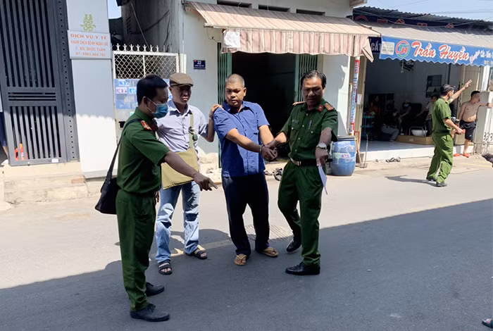 Để thực hiện ý định, Ân lên mạng mua axit cất sẵn trong nhà rồi chờ thời điểm thuận lợi để gây án. Sau khi gây án, Ân quay về nhà ở quận 12 được ít phút rồi chạy xuống cửa khẩu Tho Mo (tỉnh Long An) để tìm cách trốn qua Campuchia. Tuy nhiên, do Bộ đội Biên phòng cửa khẩu phát hiện nên Ân không vượt biên được. Ân bắt xe quay về nơi tạm trú của vợ cũ tại phường Tân Đông Hiệp, Dĩ An (Bình Dương) để thăm con và được vợ cũ xin việc cho ở TP Nha Trang, Khánh Hòa và bị bắt tại đây. Ân đã phải nhận 20 năm tù về tội “Giết người”.