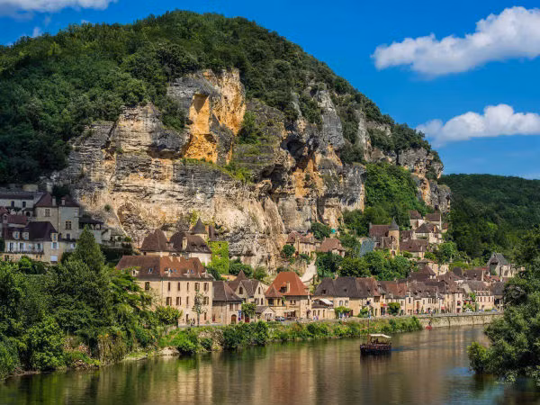 Được xây dựng trên một vách núi bên sông Dordogne, La Roque-Gageac được coi là một trong những ngôi làng đẹp nhất nước Pháp.