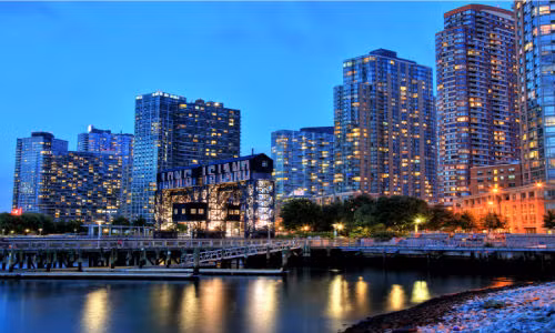 Lonely Planet từng bình chọn quận Queens ở New York là điểm điến số 1 của nước Mỹ vào năm 2015. Nơi đây có mọi thứ dành cho du khách tham quan, từ bãi biển cho tới viện bảo tàng.