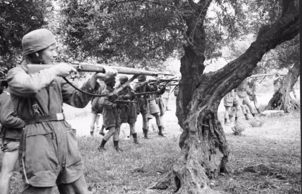 Ngày 13/12/1943, một trong những tội ác khủng khiếp nhất của Thế chiến thứ II đã diễn ra tại thị trấn Kalavryta, Hy Lạp. Khi đó, phát xít Đức thảm sát gần 700 người trong thị trấn để trả thù cho vụ giết lính Đức trước đó.
