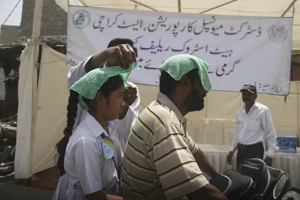 Một người ở tỉnh Karachi, Pakistan, đặt khăn thấm nước lên đầu người đi đường để tránh nóng. Chính quyền Karachi đã thành lập 52 trung tâm chống sốc nhiệt trên toàn địa phương để giảm thiểu những ca tử vong do trời nóng. Cơ quan khí tượng Pakistan ngày 29/4 cho biết, tình trạng nắng hạn diễn ra ở phần lớn nước này, địa phương có nhiệt độ cao nhất là tỉnh Sindh ở miền Nam: 41 độ C.