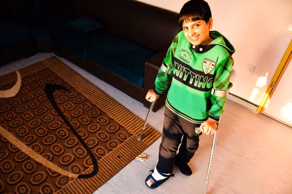 Nụ cười lạc quan của bé trai Mohammad Naji, 9 tuổi. Cậu bé bị thương khi đang đạp xe tại thủ đô Baghdad, Iraq, hồi tháng 7/2012.