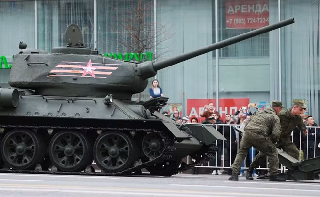 BTR "Kurganets-25" tại thời điểm thông qua thiết bị quân sự trên đường phố Tverskaya.