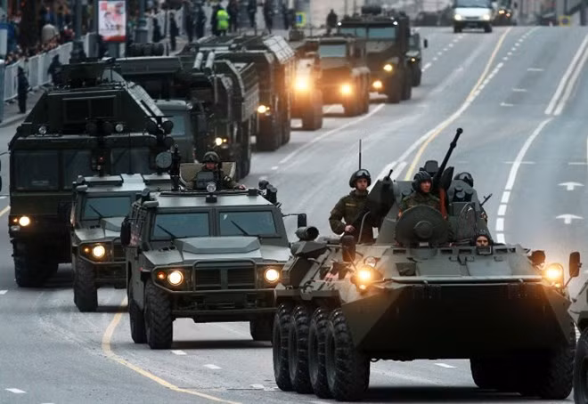 Các dòng xe bọc thép đang tập kết về gần Quảng trường Đỏ.