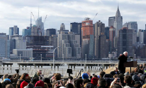 Ông Sanders phát biểu trước đám đông ở Brooklyn, New York, ngày 8/4/2016.