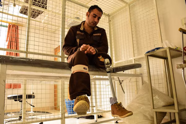 Trong số những bệnh nhân đang được điều trị tại bệnh viện Mowasah có Fatah Othman Ali. Anh bị mất một chân vì bom nổ khi đang trên đường tới chợ ở Kirkuk, Iraq.