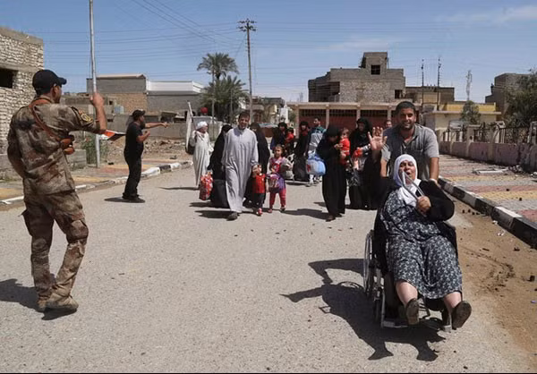 Người dân hồ hởi trở về nhà.