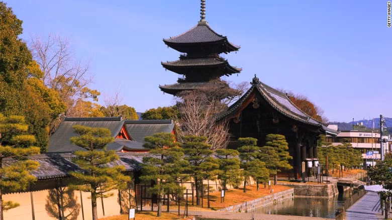 Chùa Toji gồm 5 tầng, cao 54,8 mét và được xây bằng gỗ.