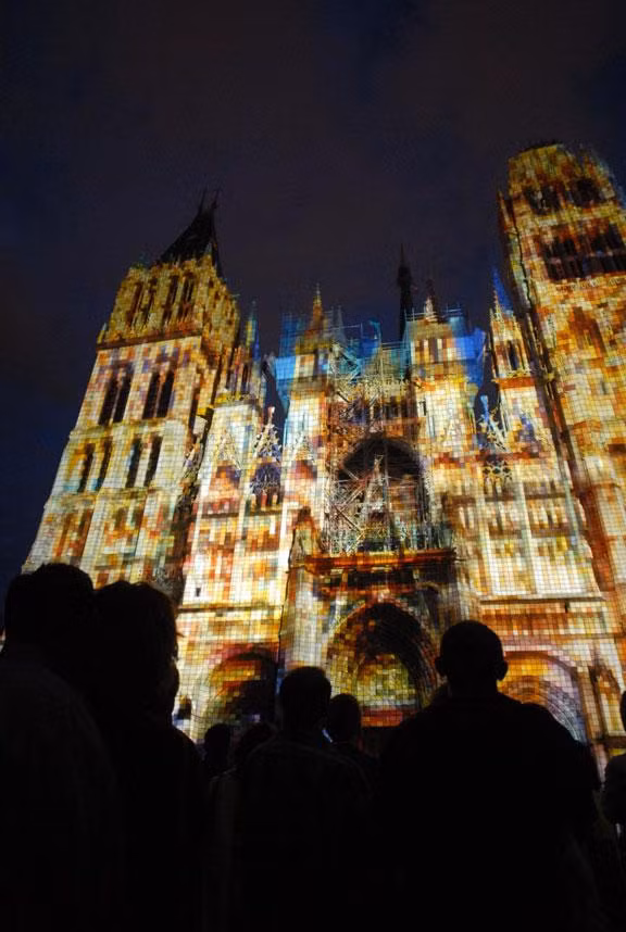 Nhà thờ chính tòa ở Rouen, Pháp, cao 151 mét được hoàn thiện vào năm 1880.