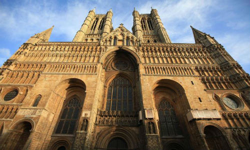 Nhà thờ Lincoln ở Anh cao 160 mét và là tòa nhà cao nhất thế giới trong khoảng thời gian 1311-1549.