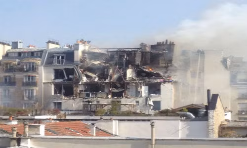 Ngày 1/4, vụ nổ lớn giữa thủ đô Paris (Pháp) xảy ra tại một tòa nhà ở quận hành chính số 6, khiến công trình đổ sập và ít nhất 5 người bị thương.