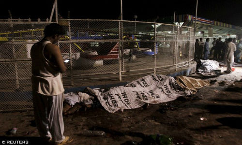 Ít nhất 65 người chết và hơn 250 người bị thương trong vụ phiến quân Taliban đánh bom liều chết tại Pakistan hôm 27/3. Vụ đánh bom xảy ra ở khu vực gần bãi đậu xe của công viên Gulshan Iqbal ở thành phố Lahore vào đúng ngày Lễ Phục sinh.