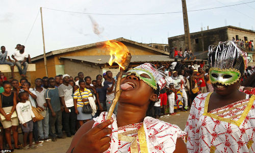 Một màn trình diễn mạo hiểm đòi hỏi sự can đảm và liều lĩnh trong lễ hội.