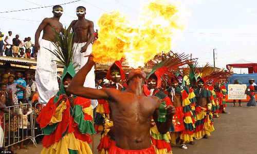 Đường phố ở Bouna rực rỡ trong ngày hội.