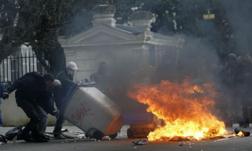 Những thùng rác bốc cháy dữ dội ở Nantes, Pháp, ngày 31/3.