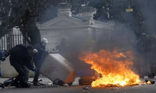 Những thùng rác bốc cháy dữ dội ở Nantes, Pháp, ngày 31/3.