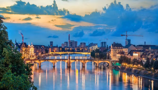Thành phố Basel được coi là một trong những trung tâm văn hóa quan trọng nhất của Thụy Sĩ. Nơi đây tập trung nhiều nhà hát và viện bảo tàng.