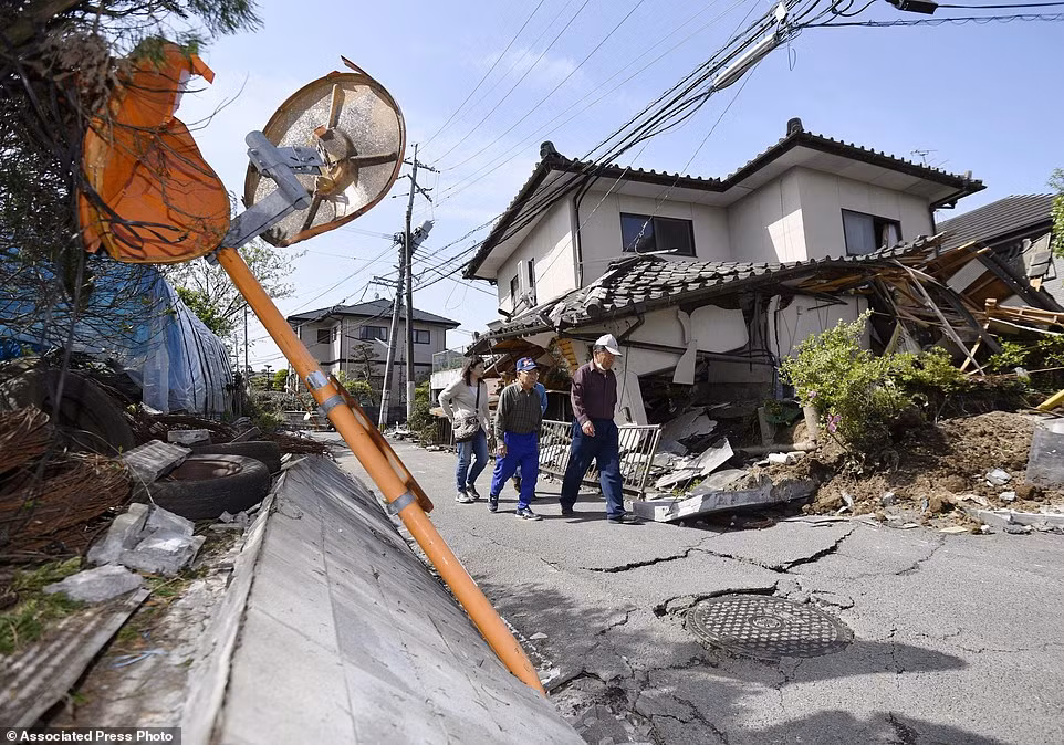 Lực lượng cứu hộ đang tập trung công tác tìm kiếm cứu nạn ở Mashiki, khu vực gần tâm chấn của trận động đất.