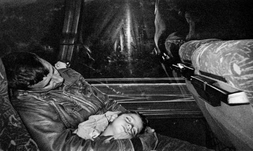 Saeed đến từ Iran đã chụp lại cảnh một ông bố Syria ôm con ngủ khi đi trên xe buýt hồi năm 2015.