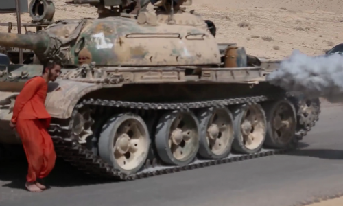 Thêm một kiểu giết người hết sức dã man của IS, đó là dùng xe tăng cán qua người tù nhân.