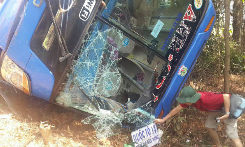 Xe khach lao xuong vuc, 37 hanh khach thoat mieng tu than