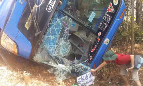 Xe khach lao xuong vuc, 37 hanh khach thoat mieng tu than