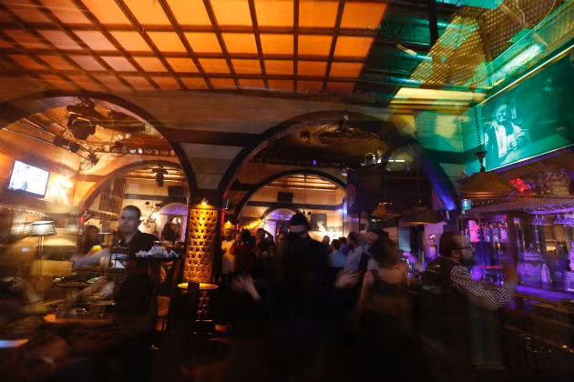 “Mọi người đã quá mệt mỏi vì chiến tranh và chỉ muốn sống một cuộc sống bình thường. Do vậy, họ muốn đi chơi và giao lưu với mọi người”, Dana Daqqaq, cô gái 21 tuổi, làm việc trong một quán bar, chia sẻ.