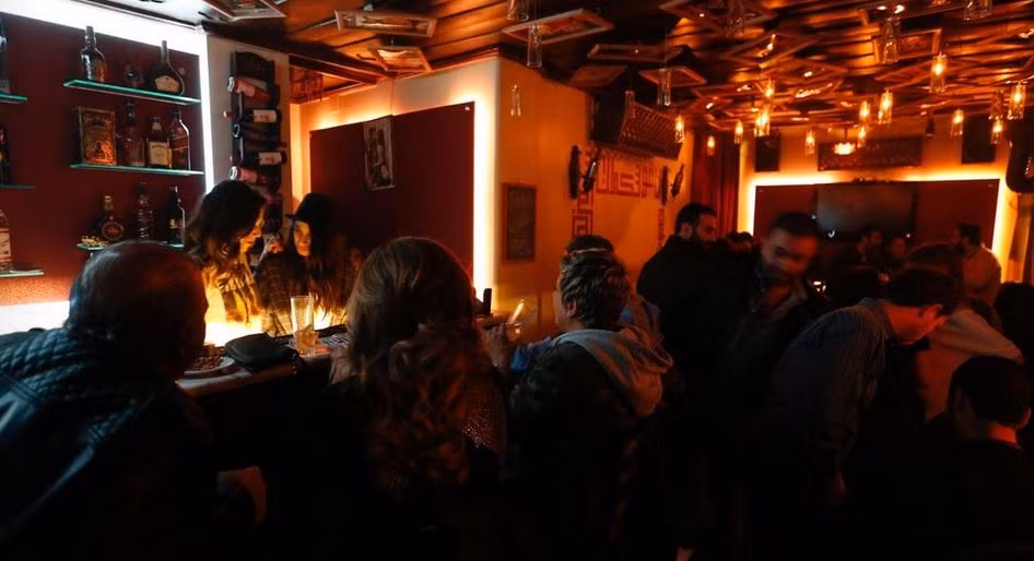 “Tình hình kinh tế xấu, mọi thứ đắt đỏ trong khi mức sống giảm”, Maher nói tiếp. Rất đông thanh niên Syria tụ tập tại quán rượu 80s.