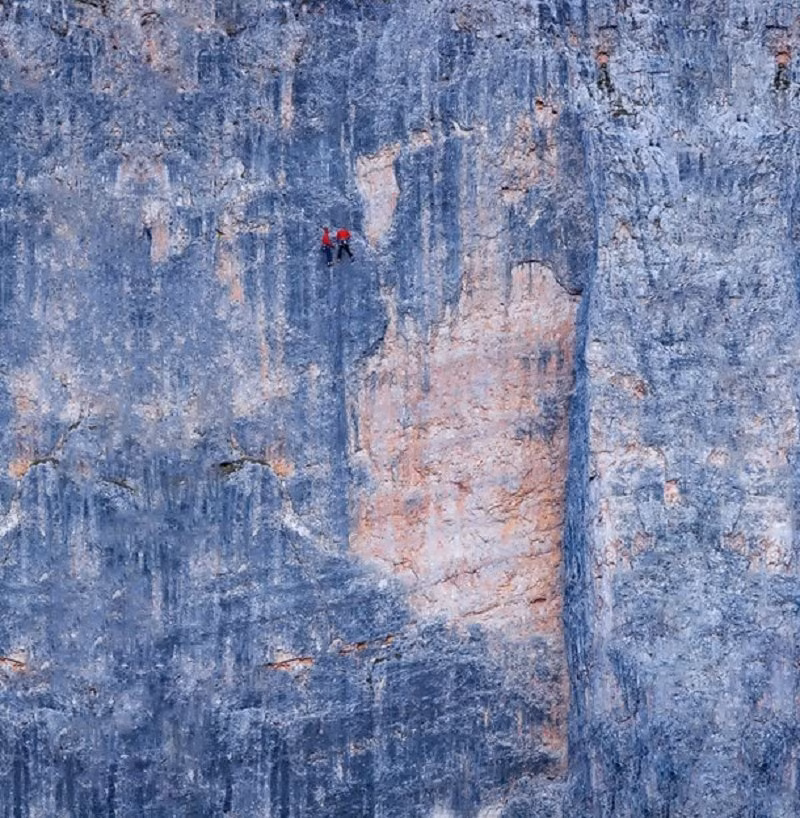 Hai người nhỏ xíu giữa vách đá rộng lớn. Thử thách chỉ dành cho những người ưa thể thao mạo hiểm.