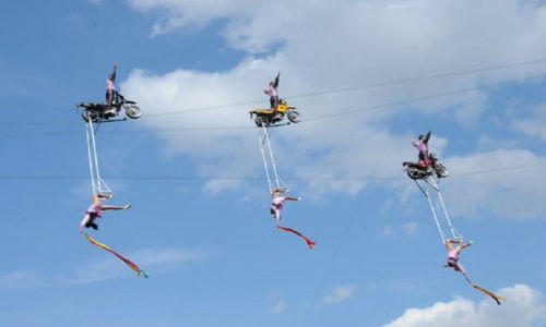Bức ảnh khiến nhiều người thót tim: Màn biểu diễn xiếc giữa không trung.