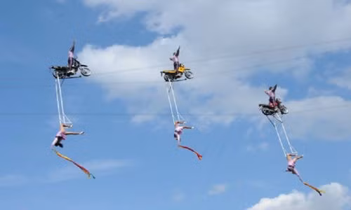 Bức ảnh khiến nhiều người thót tim: Màn biểu diễn xiếc giữa không trung.