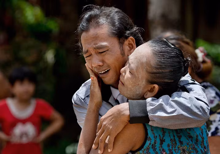 Myint Naing gặp lại mẹ Khin Than sau 22 năm xa quê đi làm lao động xứ người. (ảnh: AP)