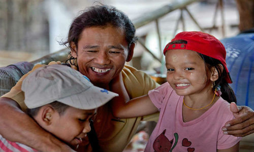 Anh hạnh phúc bên cháu gái và cháu trai của mình. (ảnh: AP)