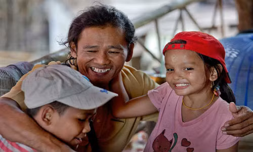 Anh hạnh phúc bên cháu gái và cháu trai của mình. (ảnh: AP)